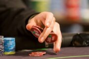 Bluff trong poker là gì? Chiến thuật Bluff tại nhà cái 8Day