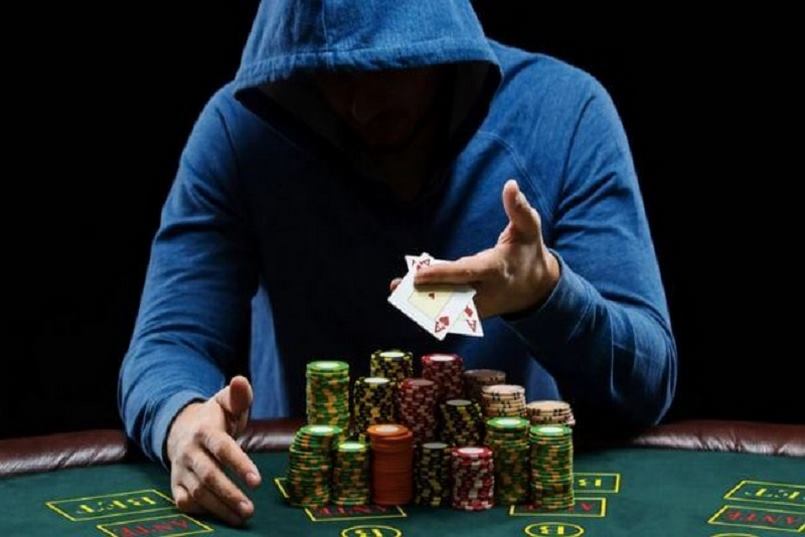 Bạn nên Bluff khi nghĩ rằng mình có thể khiến đối thủ trên bàn cược Fold bài